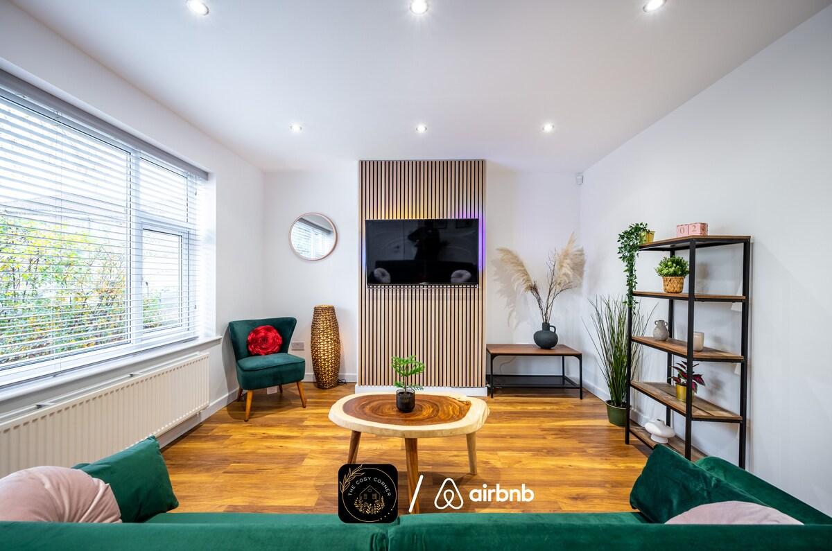 3BR House Old Trafford with Parking