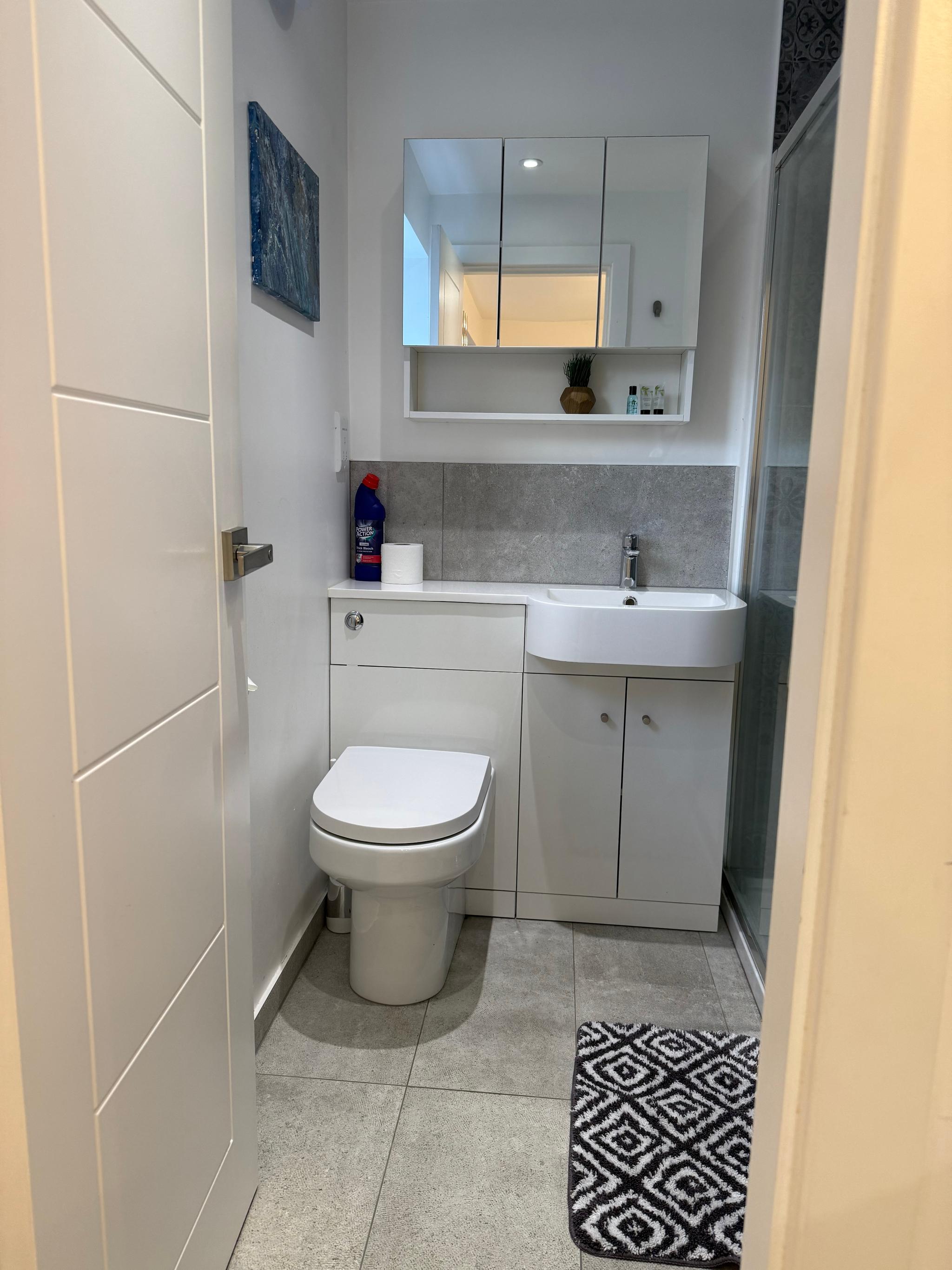 4 Bedroom house with Ensuite.contractors welcome6