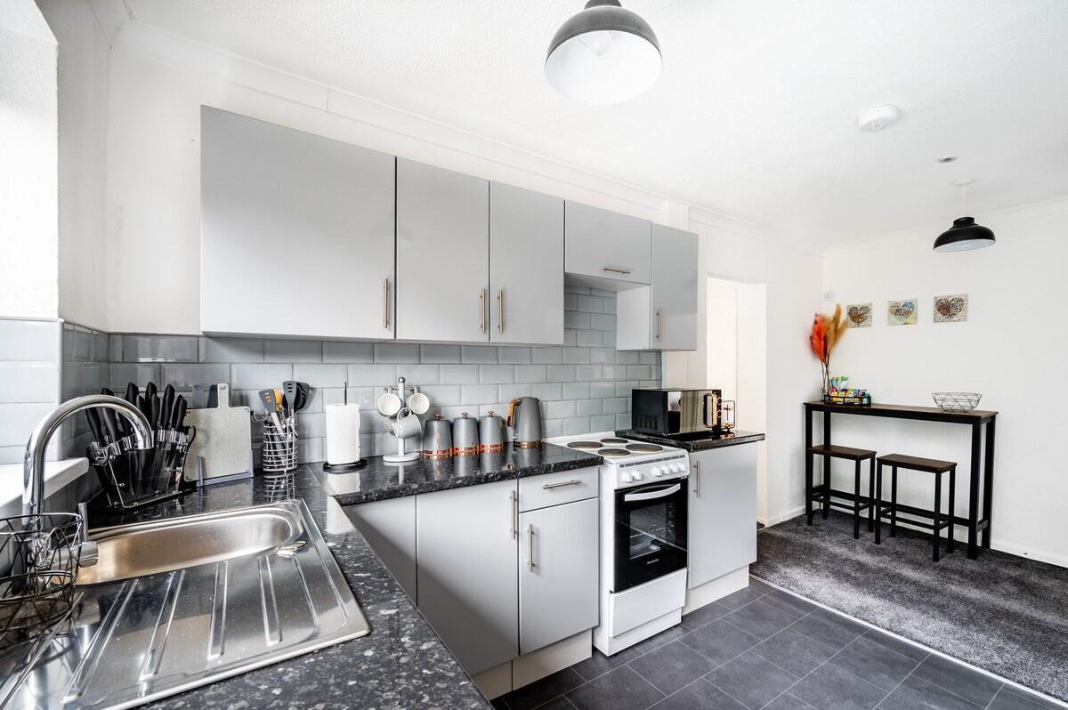 Bolton 3BR Bungalow - Free Parking, WIFI & Garden6
